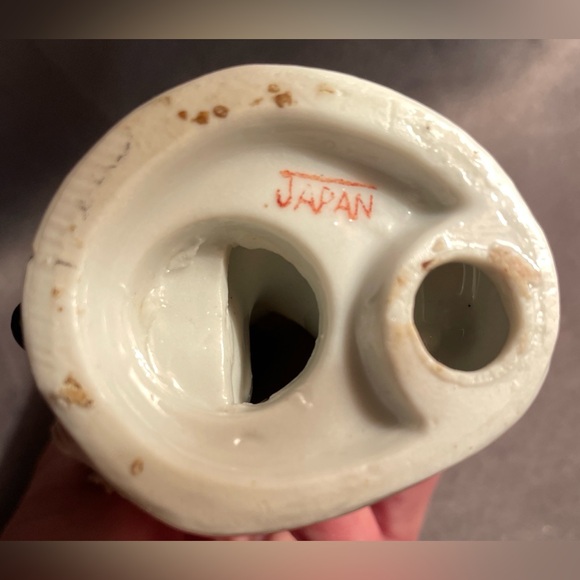 Vintage Colonial Boy Figurine Ruffled Coat, Hand-Painted Wales China Japan. 5” - Picture 6 of 7